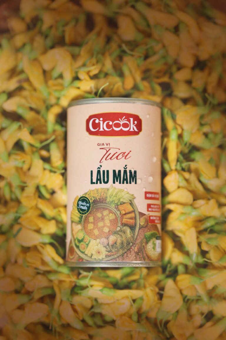 Lon lẩu mắm Cicook trên nền bông điên điển